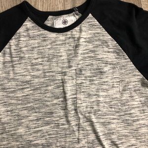 ON THE BYAS MENS small baseball pocket tee